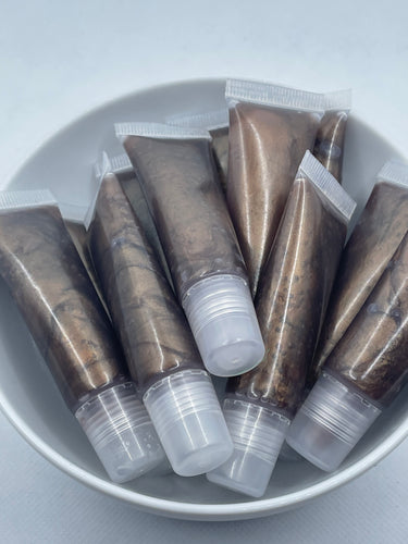 Your Glam Secret’s “Coco Kisses” A lip-hydrating gloss that combines maximum hydration, comfort, and shine with an instant and long-lasting softening effect enriched with olive and grapeseed oil to give your lips a super satisfying layer of moisture and yummy scent of chocolate 🍫 