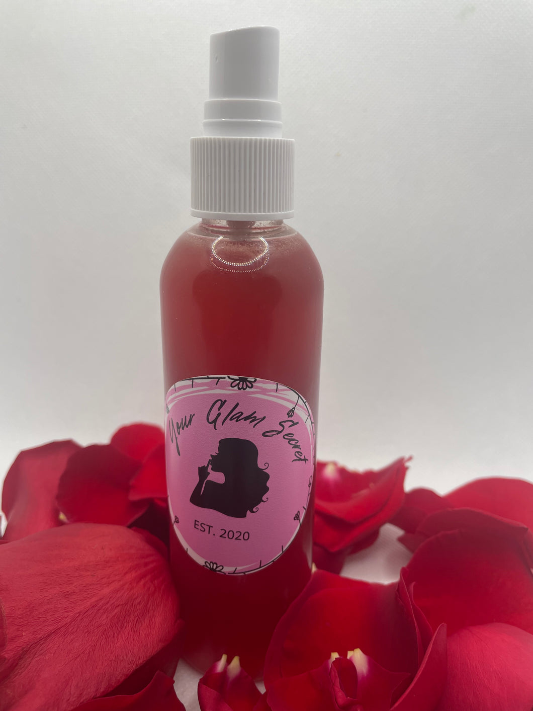 This luxe facial spray  features distilled water, organic roses and essential oil blend of rose oil, ginger, bergamot, ylang ylang, geranium, lemon, coriander seed, jasmine, and palmrosa 
