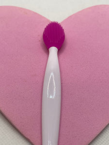 Lip exfoliation brush. Removes excess dead skin on lips to reveal super soft lips.