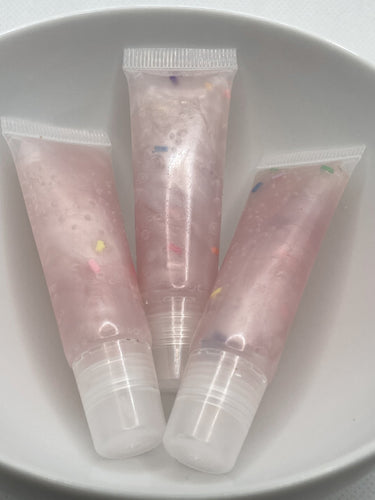 Your Glam Secret’s “Surprise Party” luxe lipgloss enriched with olive and grapeseed oil to give your lips a super satisfying layer of moisture and yummy scent of cinnamon roll.