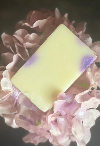 A super hydrating soap with a great lather with a rich combination of shea butter and coconut nut oil.