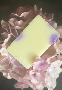 A super hydrating soap with a great lather with a rich combination of shea butter and coconut nut oil.