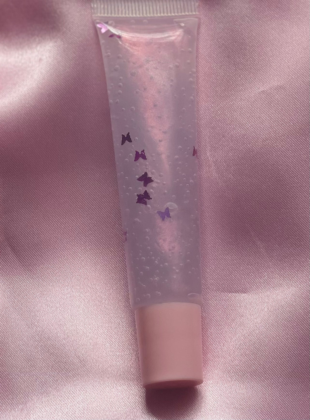 Hydrating Lip Gloss Stick glides on effortlessly, indulging lips with an melt-on texture with a brilliant shine of a gloss, this tinted formula features luxurious lip care ingredients Coconut oil and vitamin E. 